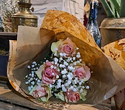 Bouquet de 5 roses rose + gypsophile