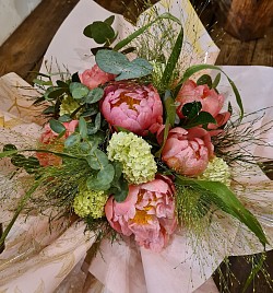 'Caresse' eucalyptus, graminées, viburnum, pivoines