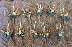 Boutonnières de fleurs stabilisées