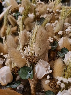 Boutonnieres de fleurs stabilisées tons naturel avec une pointe de doré