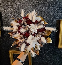 Bouquet de mariée en fleurs séchées tons rouge blanc et doré