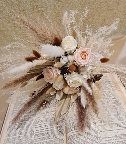 Bouquet de mariée en fleurs stabilisées et sechées