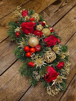 centre de table en sapin naturel et fleurs coupées dans les tons de rouge et doré