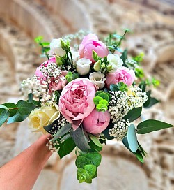 Bouquet de mariée avec Pivoines, tons rose pâle, crème, vert et blanc