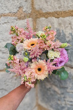 bouquet flou avec des tons rose, parme, vieux rose