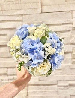 Bouquet de mariée rond dans les tons bleu pale et blanc