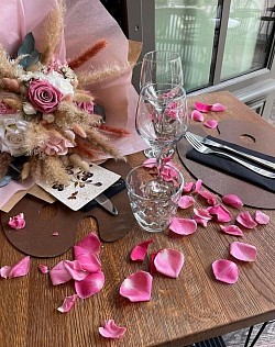 Pour un PACS, nous avons mis en scène un bouquet en fleurs stabilisées au restaurant Le Carré d'Art à Poitiers, qui a fait une heureuse lors de son arrivée !